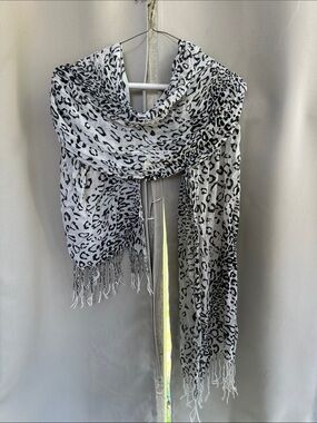 Source Unknown Black and White Leopard Print Wrap Scarf